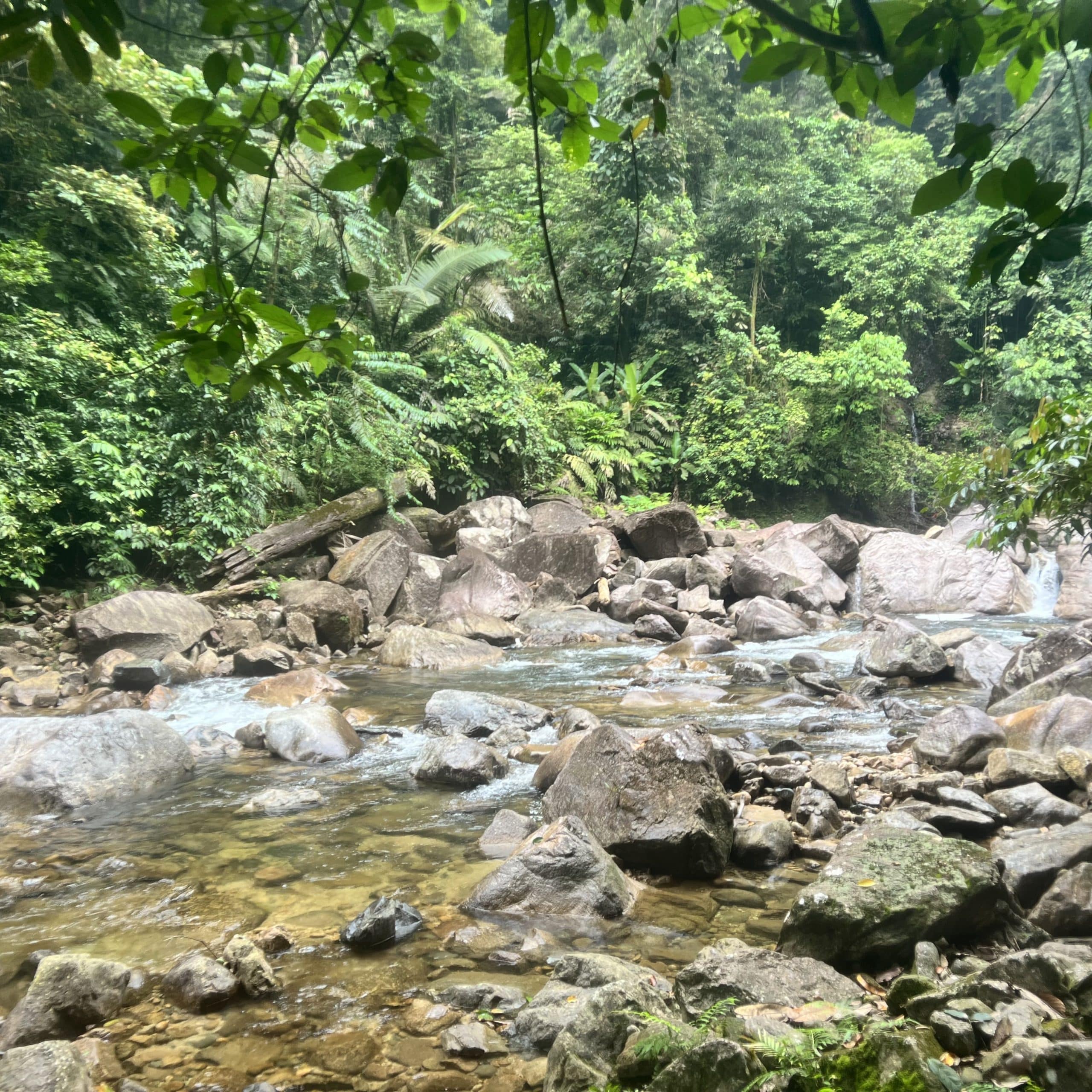 Berdebu Waterfall – Open Trip